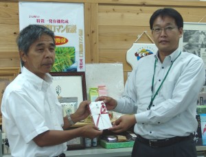 株式会社 西日本セイムス様 から、『いっしょにECOキャンペーン』の 売上金一部を、四万十川基金へ寄付していただきました。
