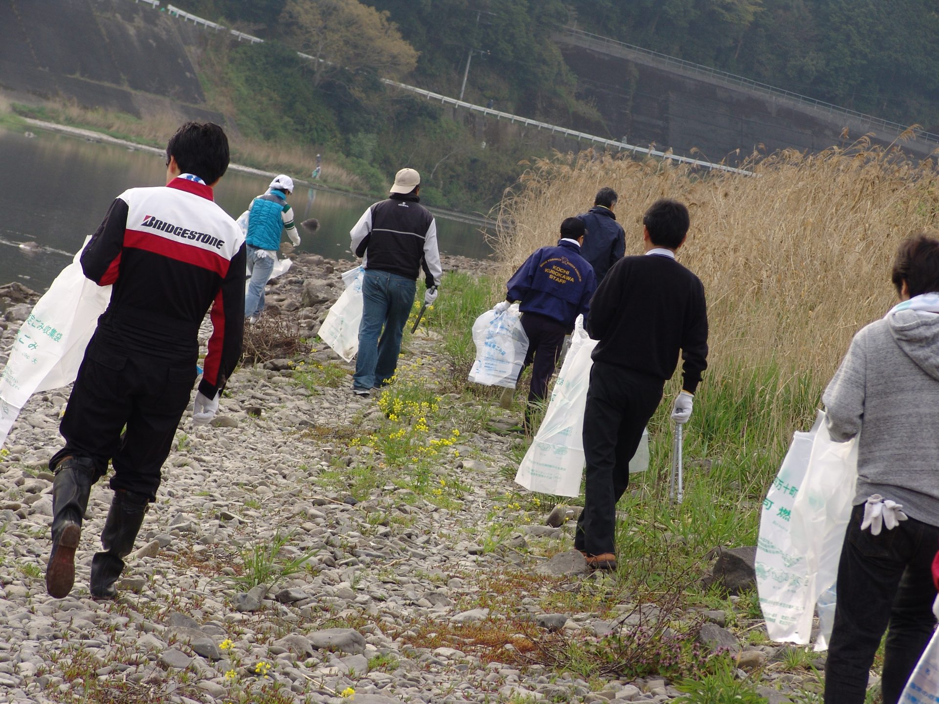 ※台風21号の増水を受けて11月2日まで情報受付け期間を延長します（情報求む）四万十川のゴミ。流域市町と協力してゴミを除去します。
