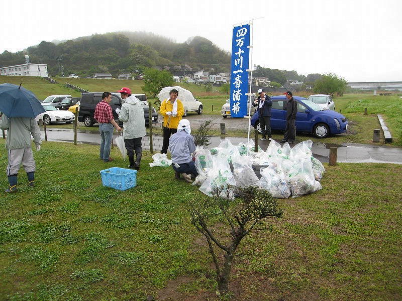 今年も 4月8日（日） で 実施する、四万十川流域一斉清掃に ご参加下さい。