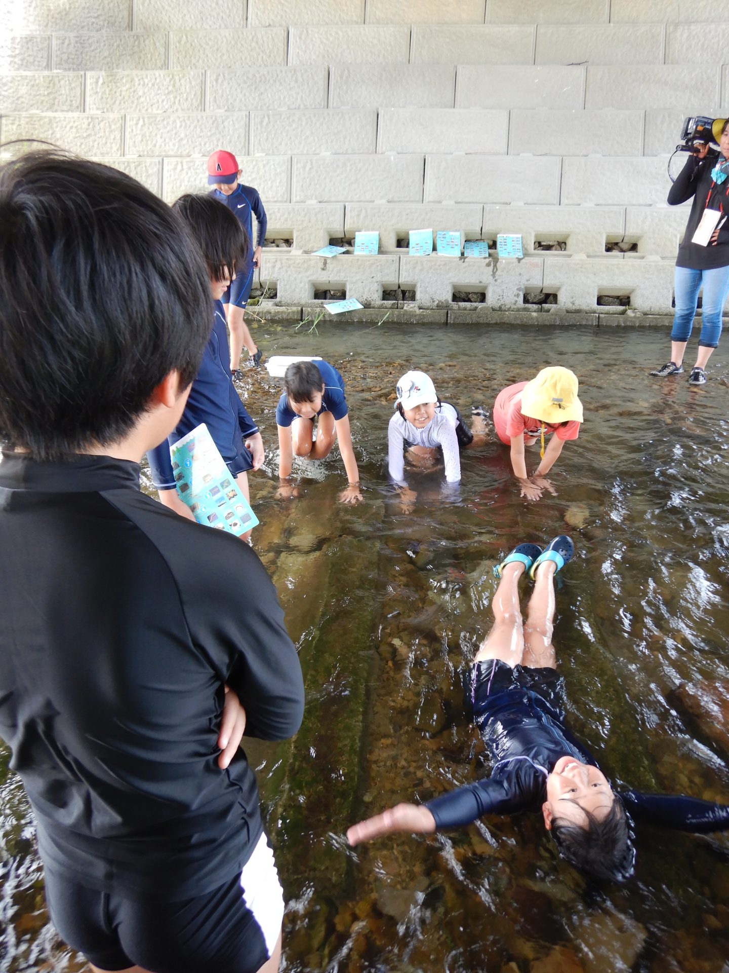 七里小学校4年生と川へ行く。
