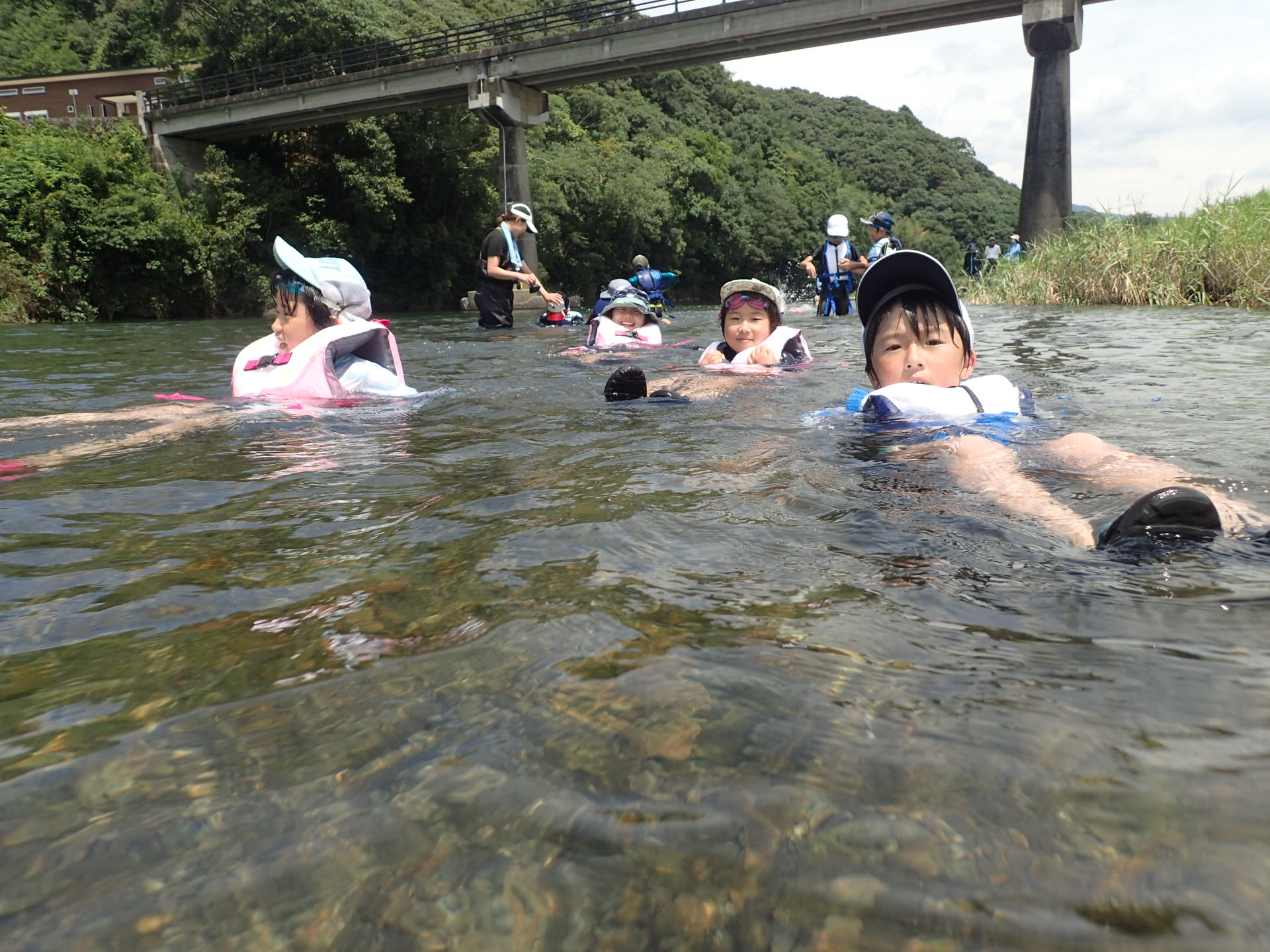 竹島小学校の3年生と川へ行く。