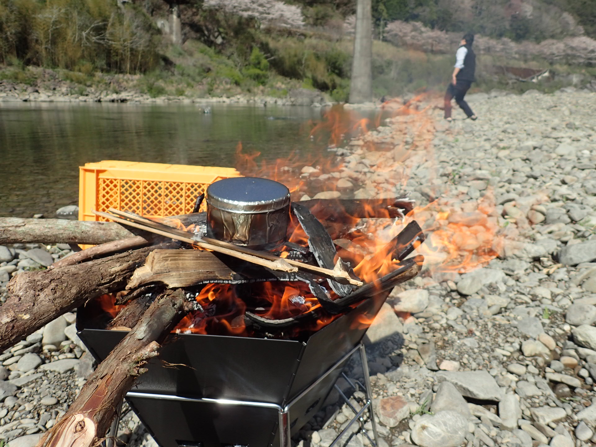 焚火とバウムクーヘンで春の四万十川を楽しむ。