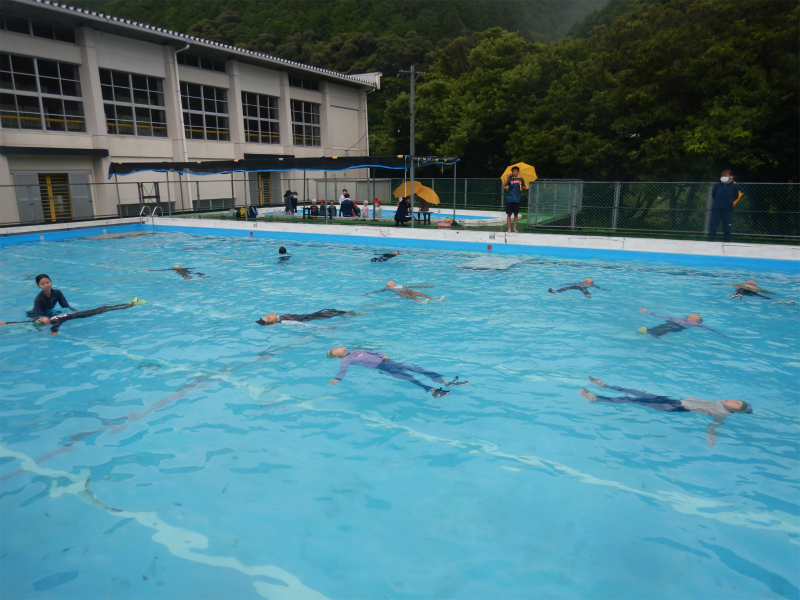 北ノ川小学校で　着衣泳の授業をしました
