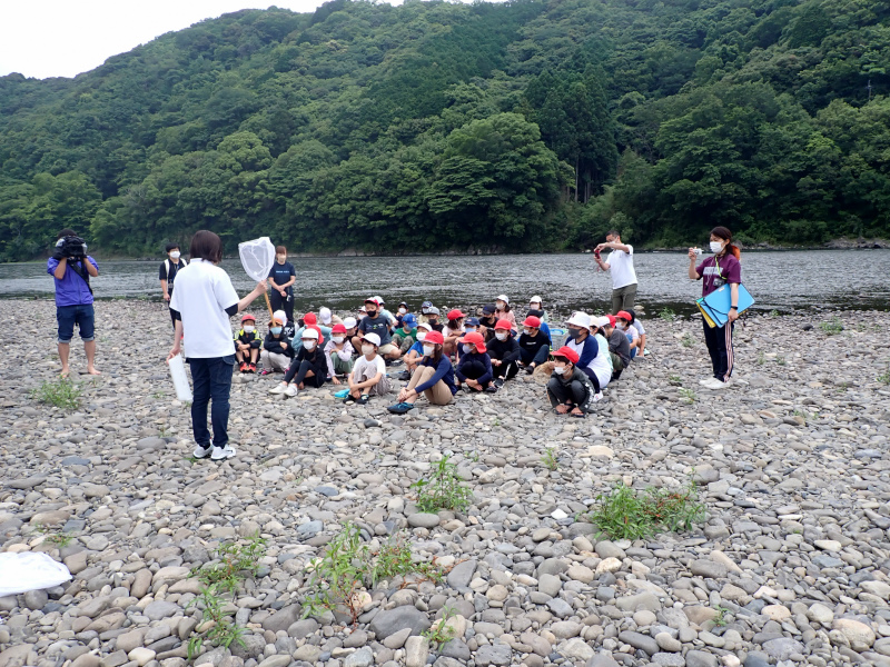 【水辺の楽校】中村小学校３年生と水生生物調査