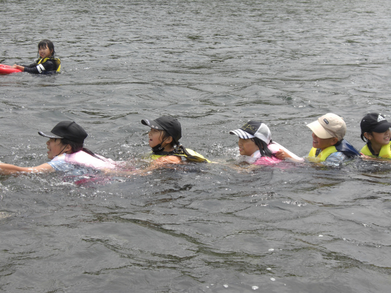 【水辺の楽校】具同小学校４年生と川遊び