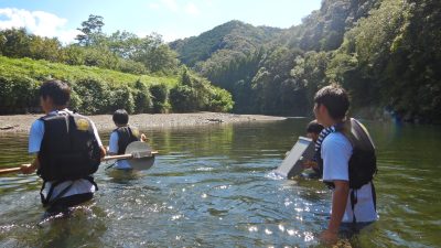 中村高校西土佐分校の生徒と環境学習